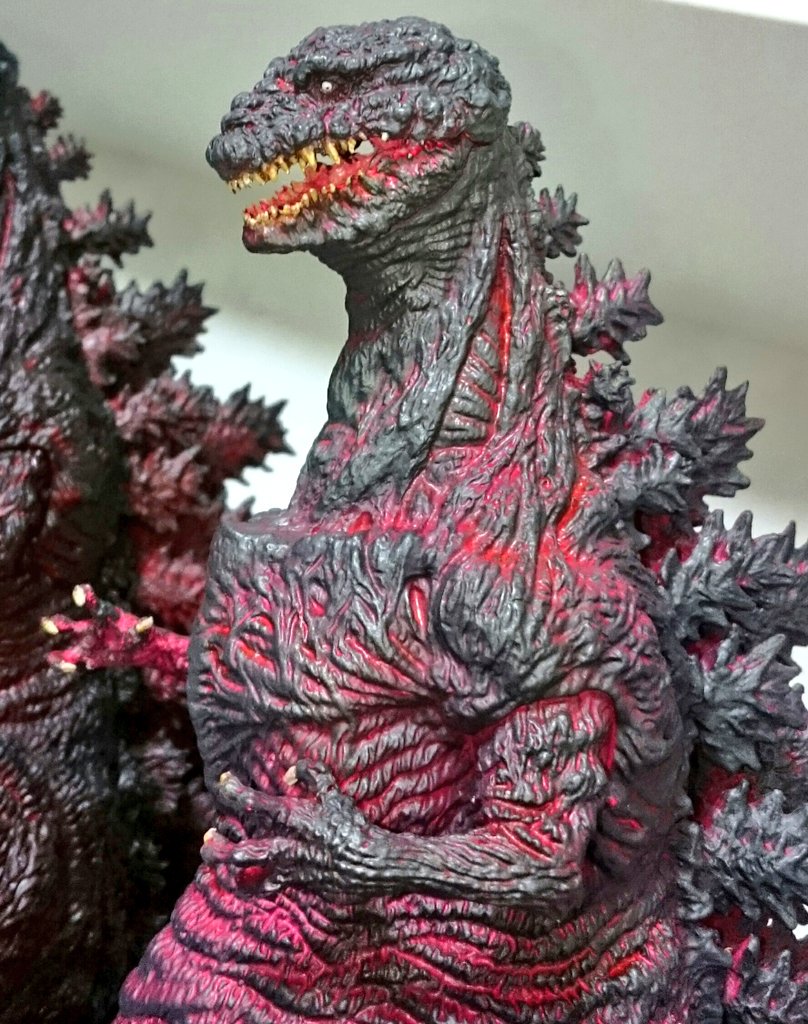 Uzivatel Y Watanabe Watana Box Cxsxf Na Twitteru とるパカ シン ゴジラ フルリペイントしてみました 手前 リペイント 奥 鎌倉上陸カラーver 僕の中で劇中のゴジラは灰色 ガンメタぽい色なので その印象で塗装してみました 一度真っ白にしてから 真っ赤