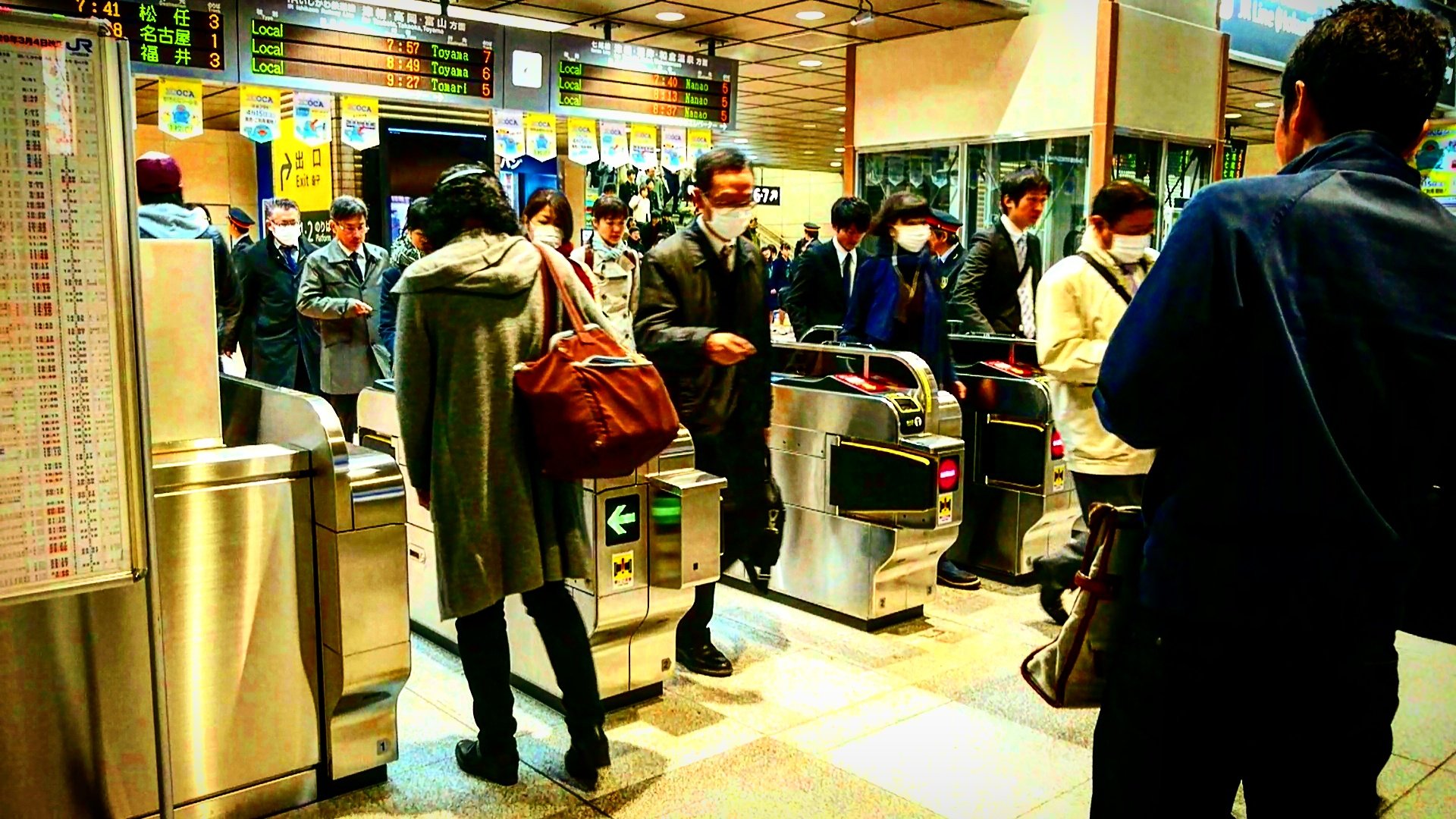 ろぺ 金沢駅 平日通勤ラッシュ時の在来線改札口の様子を撮影してみました T Co Smfcolzwng 金沢駅 自動改札 通勤ラッシュ T Co Cs1exewocs Twitter