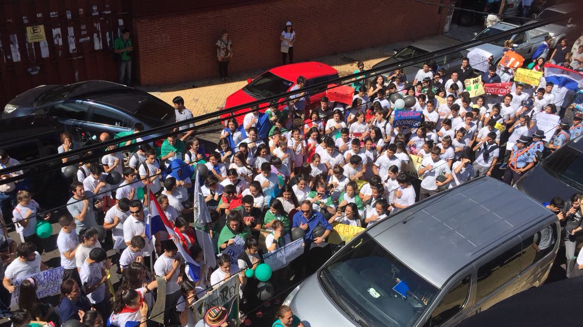 tapienciso's tweet photo. Cientos de estudiantes llegando al  Directorio del PLRA @SanTula @enriquedavalos @menchibarriocan @oscar_marandu https://t.co/rmrUiOVAAp
