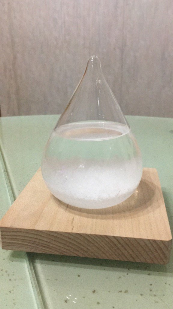 kaman28's tweet photo. ストームグラス割れた 
すごく臭い！！！！！ https://t.co/5gz4MYqDoG