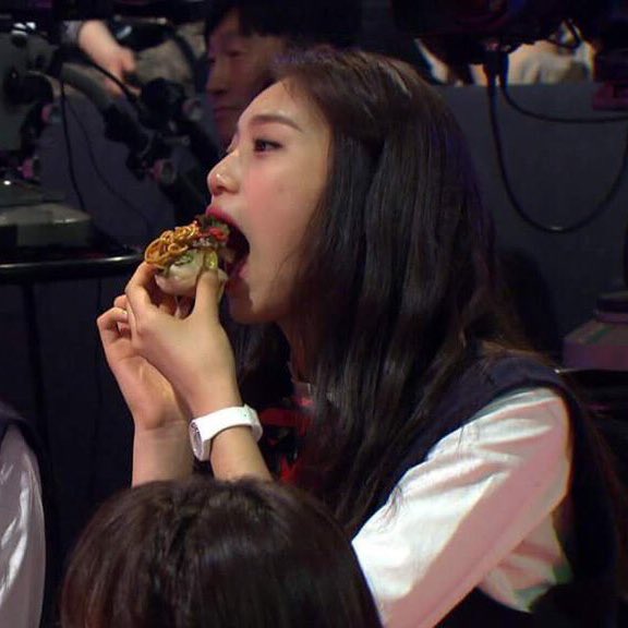 🌝 on Twitter: "doyeon stuffing food in her mouth, an appreciation https://t.co/gF7yq9o6UV" / Twitter