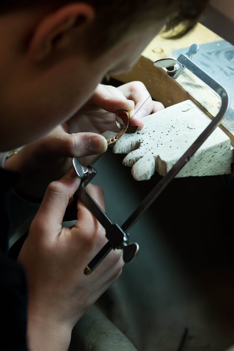 Learn from the best in the business – applications open for <a href="/GsmithsCentre/">The Goldsmiths' Centre</a>'s #jewellery + #silversmithing foundation bit.ly/2oyd7go