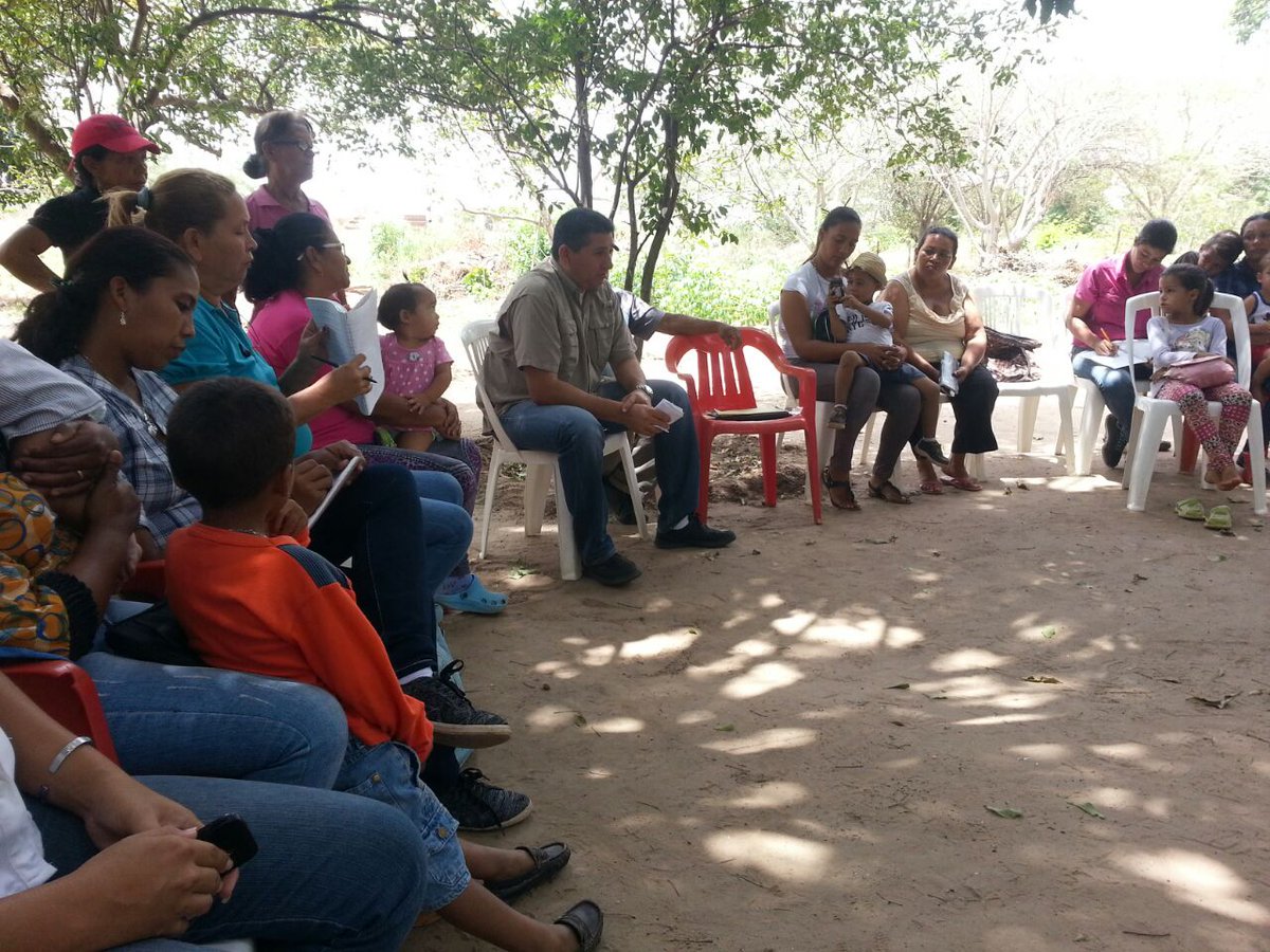 DanielMarval22's tweet photo. Alcalde del Mcipio. #Anaco Marcos Ramos sostuvo reunión con los vecinos del Sector San Simón, enmarcado en el #GobiernoDeEficienciaEnLaCalle https://t.co/qmE7acJUZy