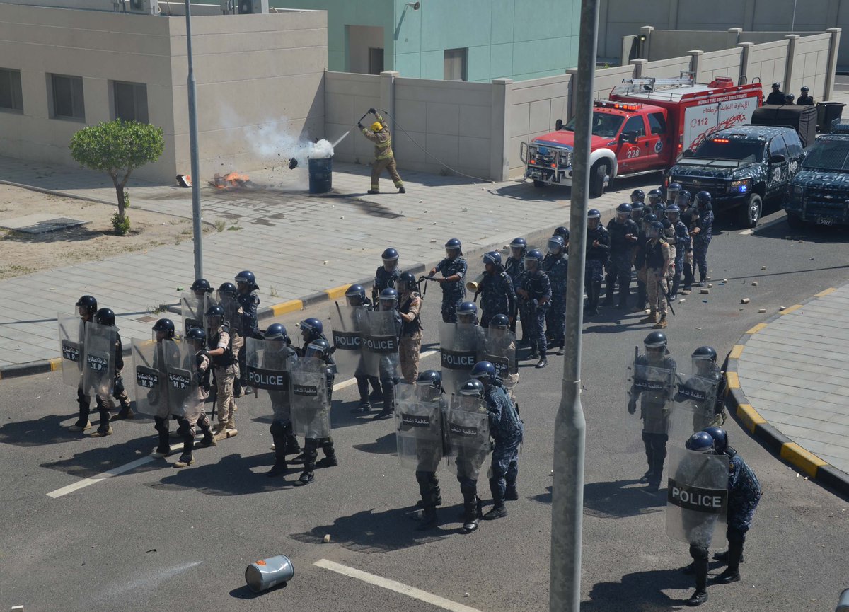 eagleresolve's tweet photo. جرى اليوم تطبيق سيناريو أعمال عنف وشغب وكيفية السيطرة عليها وفض المتظاهرين من قبل مكافحة الشغب كجزء من تمرين #حسم_العقبان 2017 https://t.co/rL8EuSnVLB