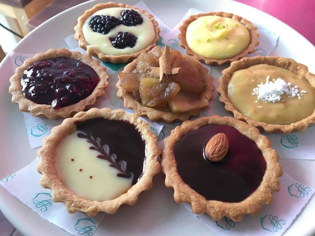 SaborCanelaMx's tweet photo. #saborcanelamx #tartitas para regalar #chocozarza #limon #mouselinedemango #chocoalmendra #duo #frutos rojos #manz… https://t.co/bWsx5zXVGp https://t.co/Za0DA9jNuS
