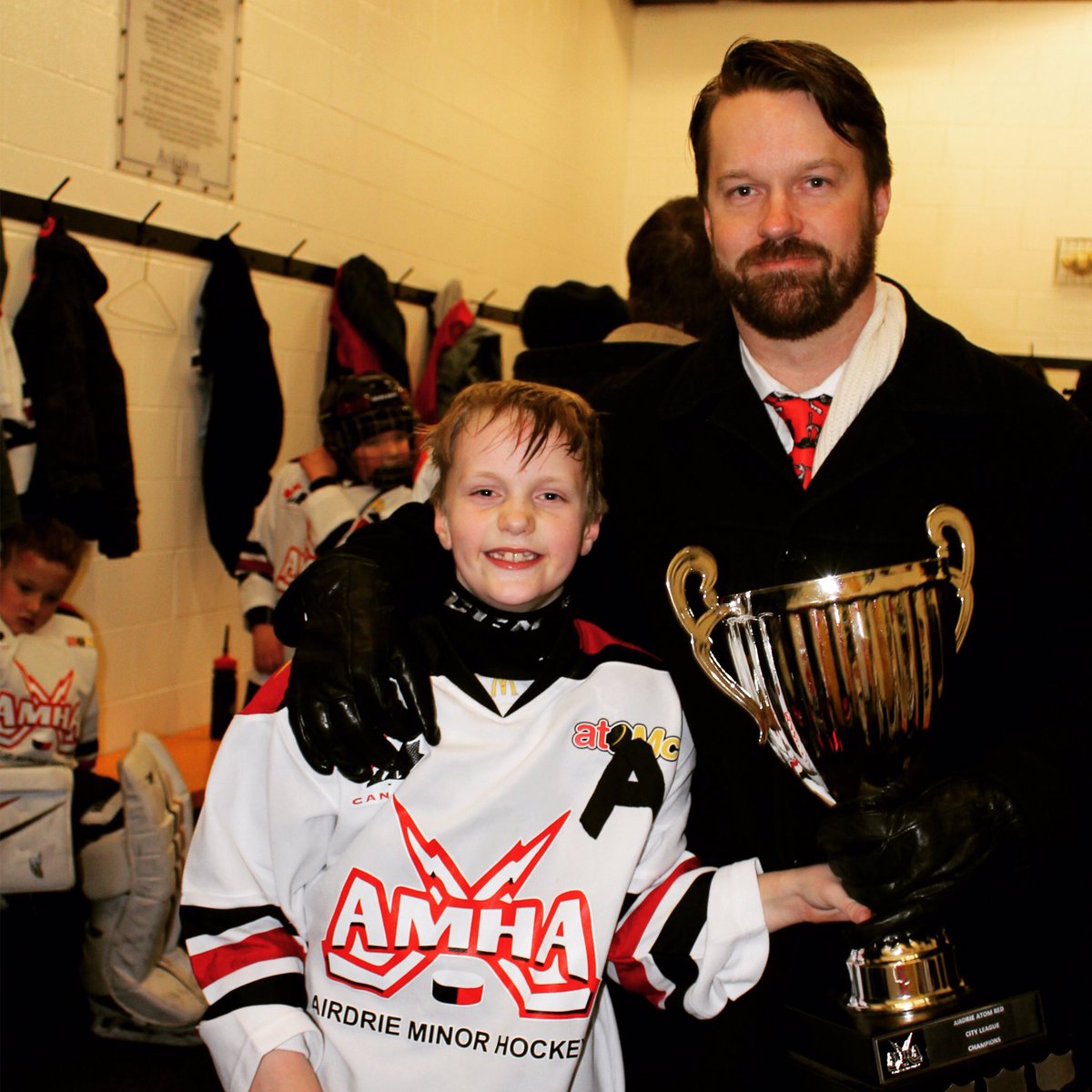 CaptCampbell's tweet photo. Great end to a great hockey season! #putthegearaway https://t.co/TCQkqFpiAc
