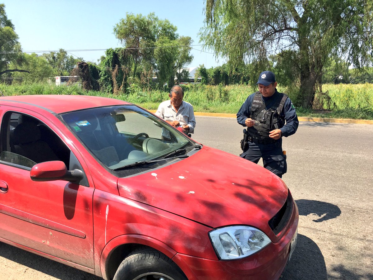 SSPCTabasco's tweet photo. Trabajamos por tu seguridad, revisión de automóviles y personas, en distintos puntos de la ciudad #PolEstatal #JuntosCuidamosTabasco https://t.co/QO13QStDsl