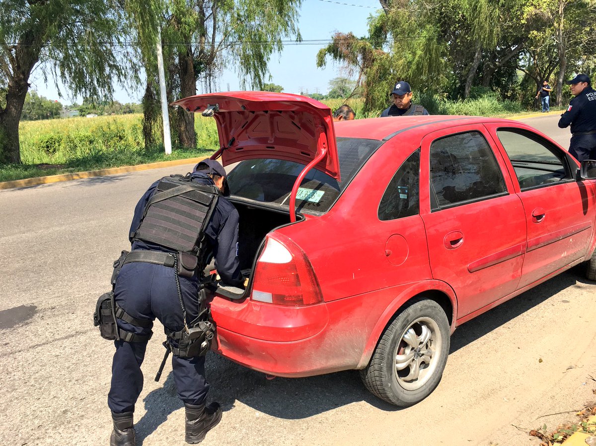 SSPCTabasco's tweet photo. Trabajamos por tu seguridad, revisión de automóviles y personas, en distintos puntos de la ciudad #PolEstatal #JuntosCuidamosTabasco https://t.co/QO13QStDsl