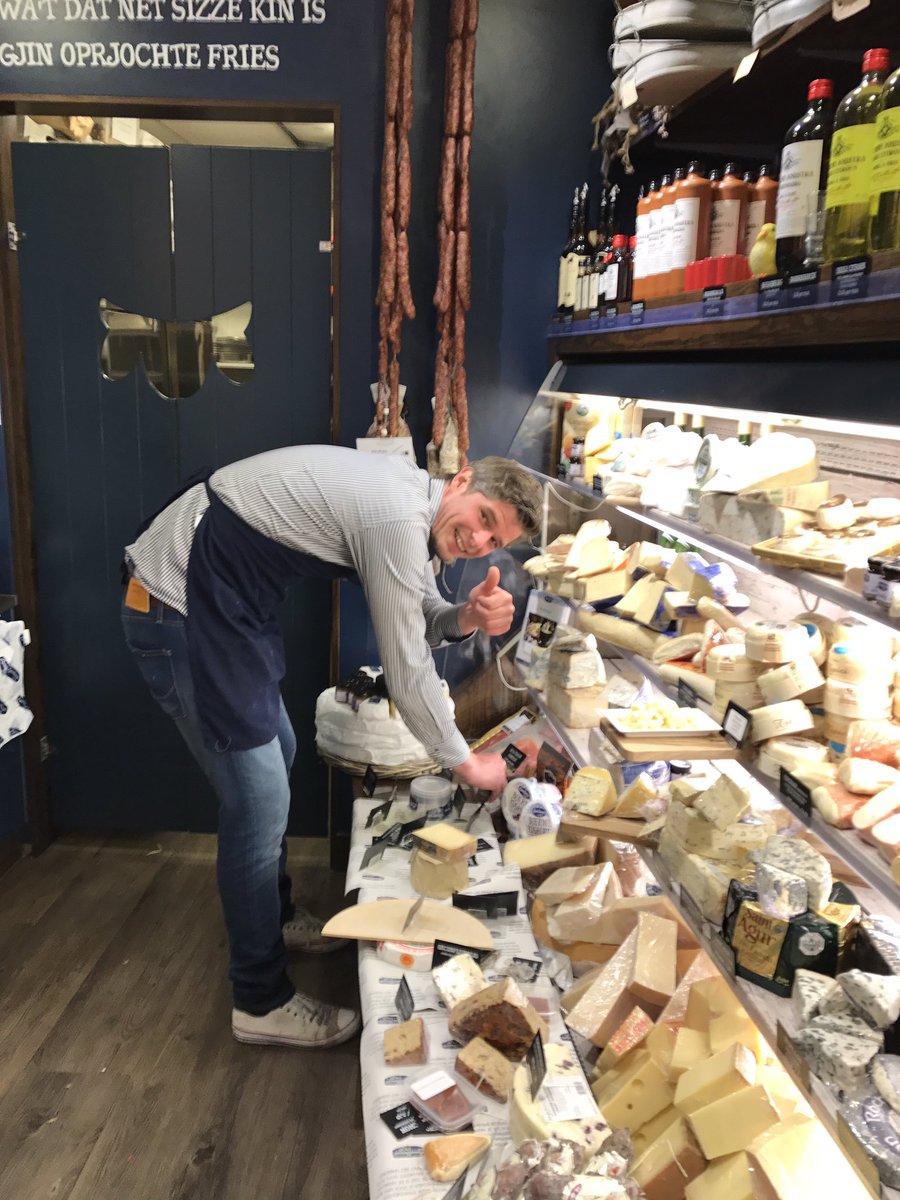 Als <a href="/stevenkuipers/">Steven Kuipers</a> de Franse kaas toonbank vol snijdt dan zie t het er zo lekker uit. #bedankttopper