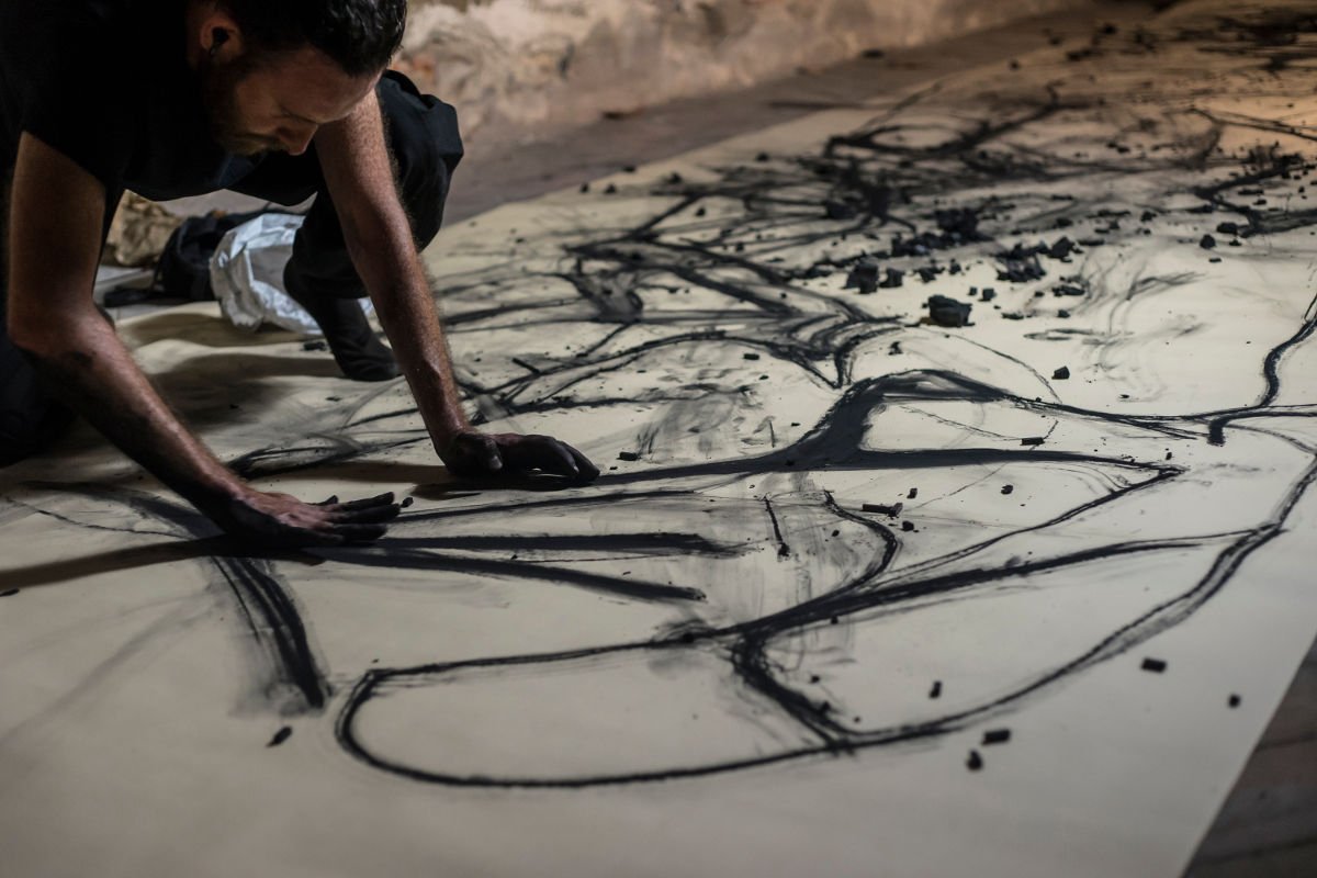 5/4/2017 - 'Lungo il corpo' performance sul disegno e sul senso del disegnare: ow.ly/DzkQ30axRMx #Prato #officinagiovaniprato