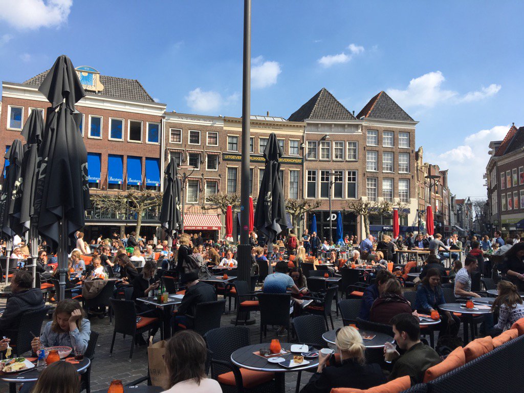 Zomaar een dinsdagmiddag in #Zwolle, terrassen zijn vol ! De stad leeft! #ondernemen
