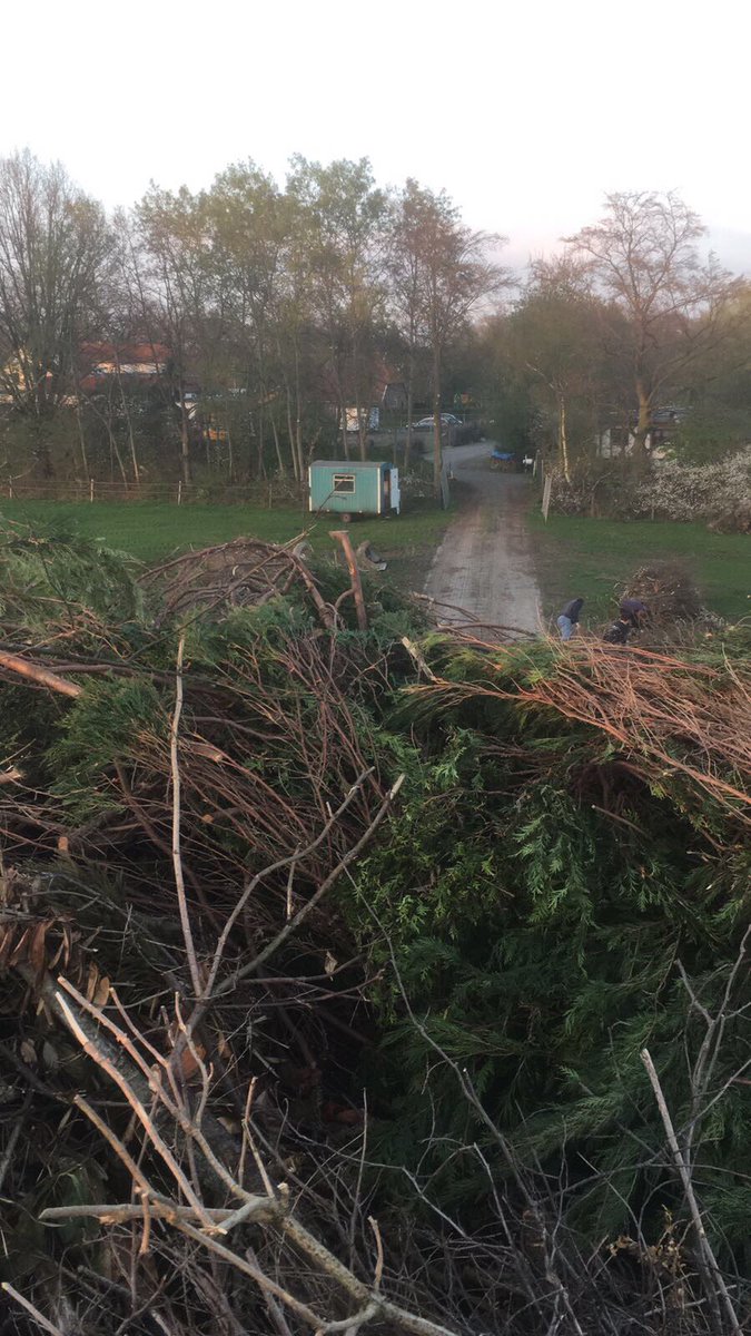 pvbDijkhoek's tweet photo. Opbouw van 70e #paasvuur in volle gang #jubileum @berkelland @KerkemeijerInfo https://t.co/AzS9OM93BC