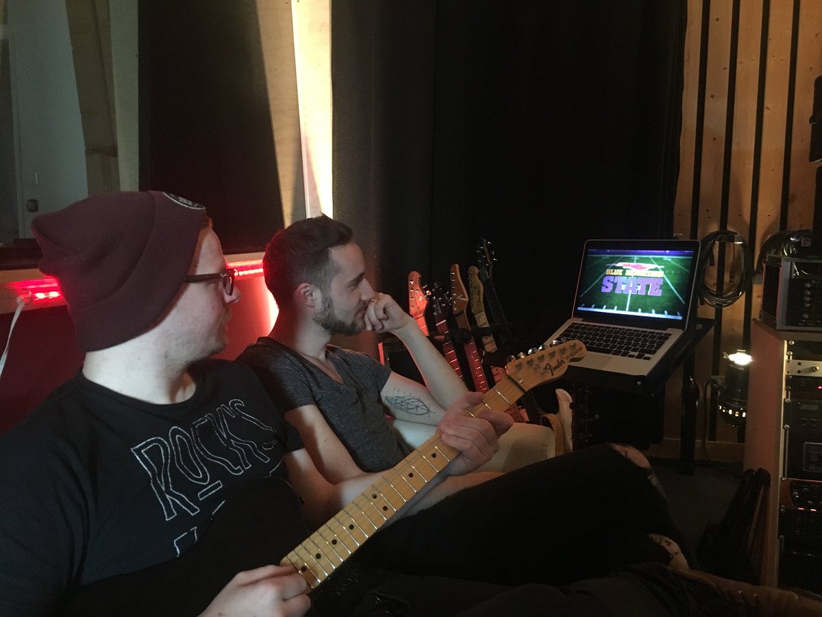 SYNmusic's tweet photo. watching #bluemountainstate during studio lunch break! xD
#netflix https://t.co/lQcU56QniW