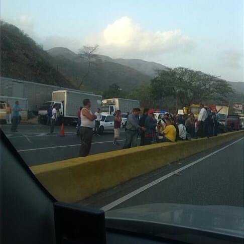 ALERTA171BOL's tweet photo. #04Abril #Miranda
Nos reportan manifestación ciudadana con cierre vial altura paracotos /estación servicio, presencia policial en el sitio. https://t.co/tNySuCWDtU