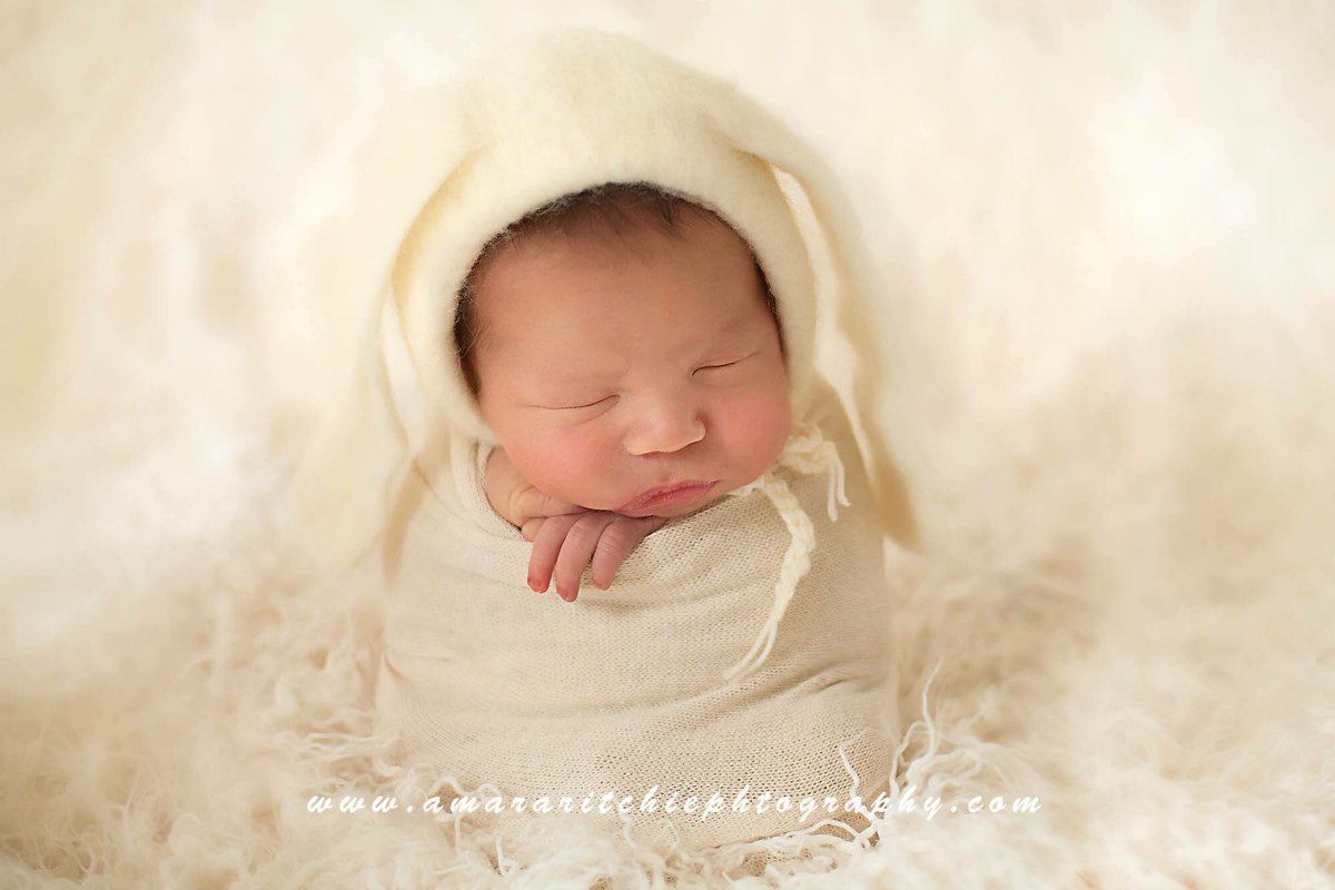 The_Chick's tweet image. It's beginning to feel like Easter. Baby Darcy 7 days new.#brisbaneneebornphotograoher