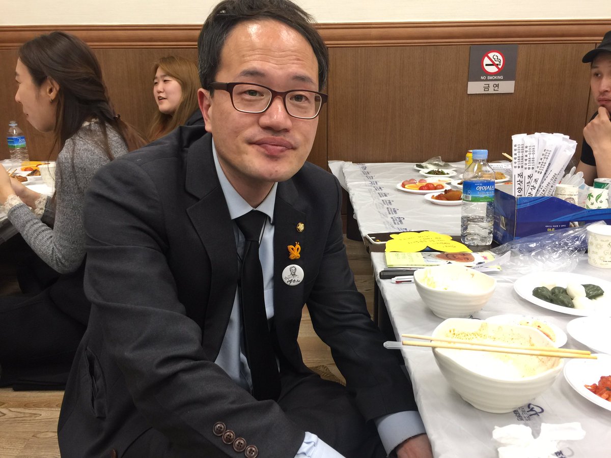 일본군 '위안부' 피해자 이순덕 할머니 빈소. 보좌관이나 비서 없이 혼자 조문 왔네요. 박주민 의원입니다.