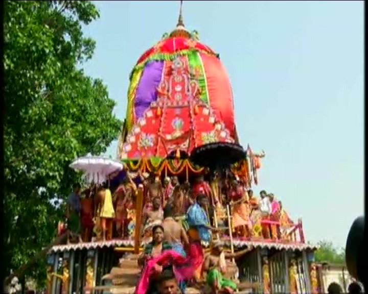 Annual car festival of Lord Lingaraj, Rukuna Rath Yatra begins with pulling of chariot #Odisha #RukunaRathYatra #LordLingaraj