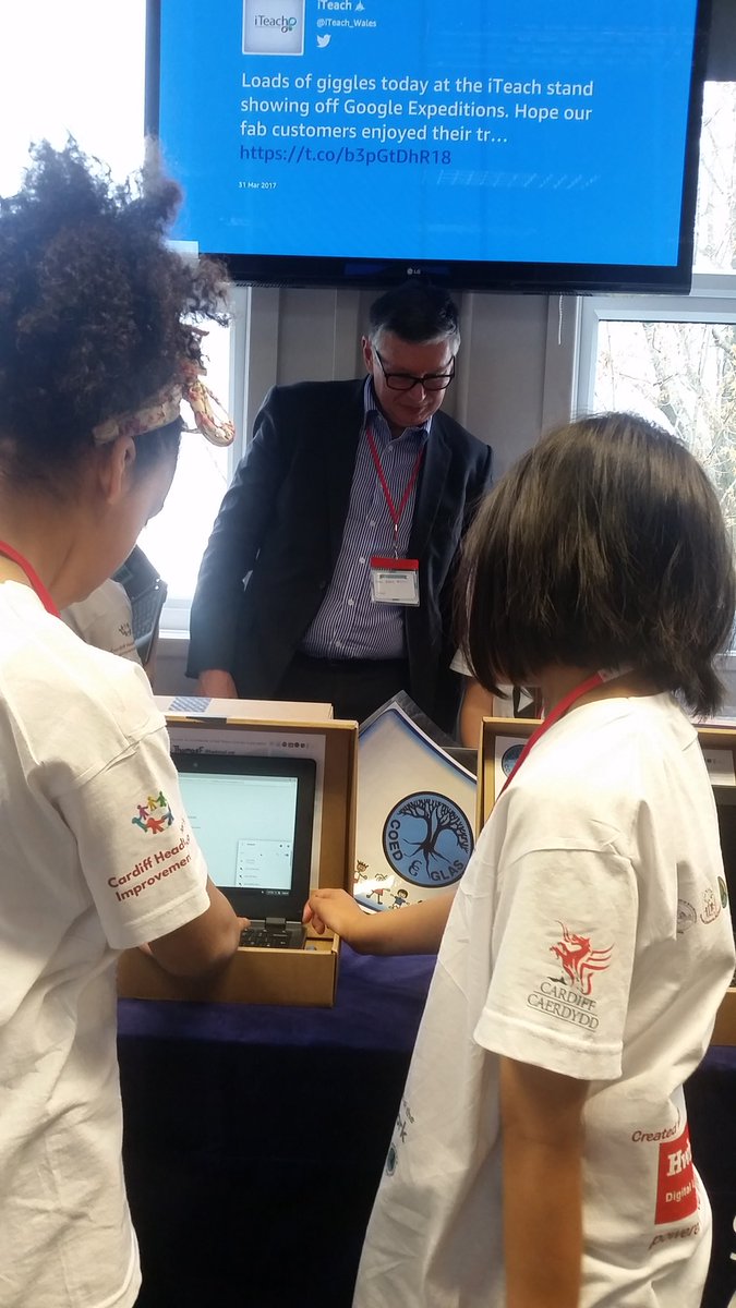 CoedGlas2018's tweet photo. Mark Austin was really impressed with the @CoedGlas #YoungTeachers2017 at a day hosted by @DCF_cardiff @hwbplus @HwbNews  @WelshGovernment https://t.co/POvcdbbJqV