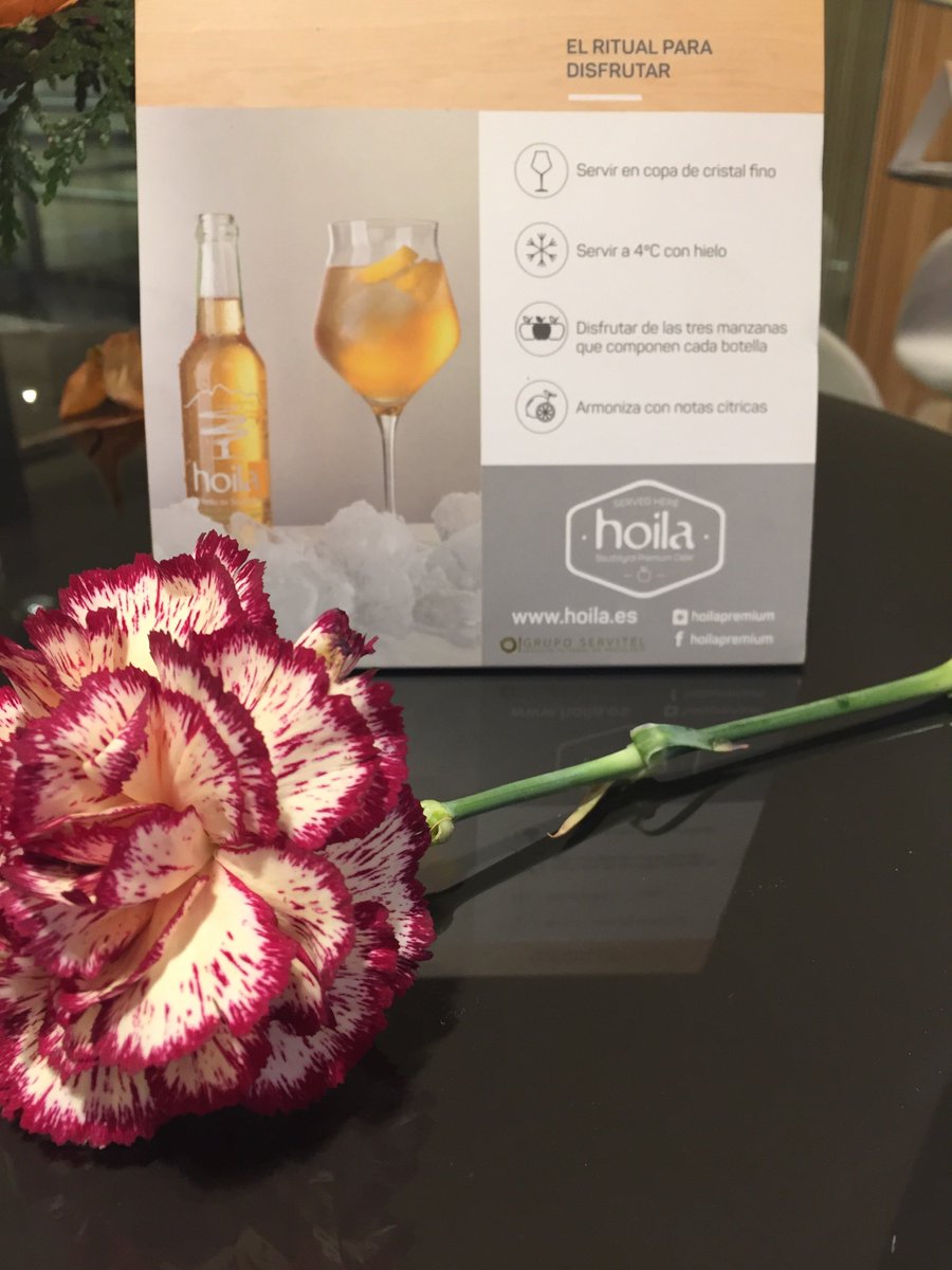 NovotelMCenter's tweet photo. Hoy brindamos con una sidra traída del Tirol, premium y sofisticada. ¡No podía faltar un toque castizo! #hoila #aperitivo #FelizMartes https://t.co/tHY8EkgNQw