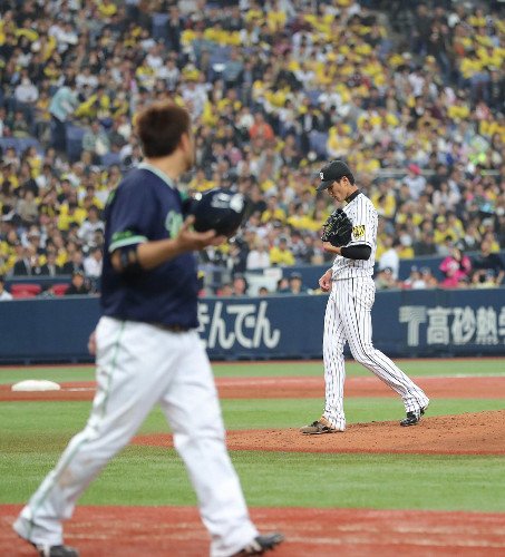 ヤクルトと阪神が大乱闘 バレンティン選手と矢野コーチが退場処分 ヤクルトと阪神が大乱闘 バレンティン選手と矢野コーチが退場処分