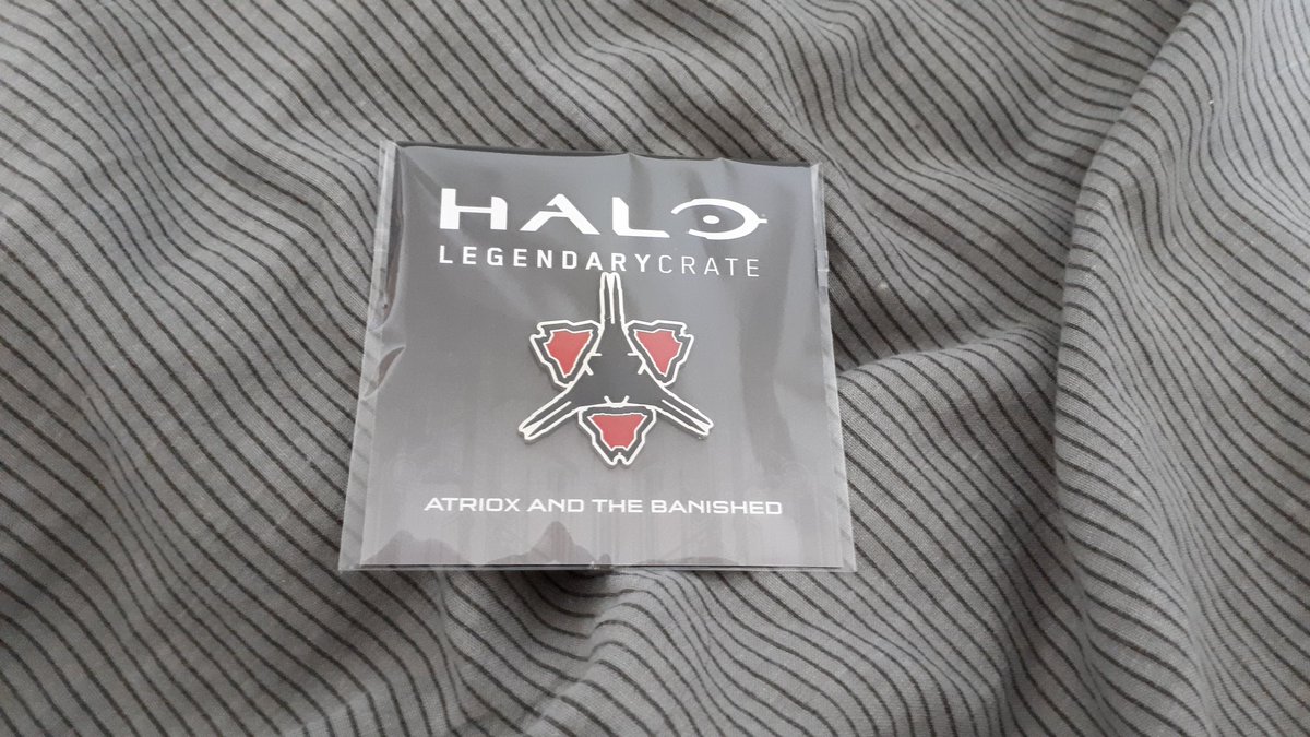 Dia_VR's tweet photo. So, I finally got the time to get my #HaloLegendaryCrate from the customs office ๐ I love all the goodies I got! #FireteamApollo @lootcrate https://t.co/87da8SBVfT
