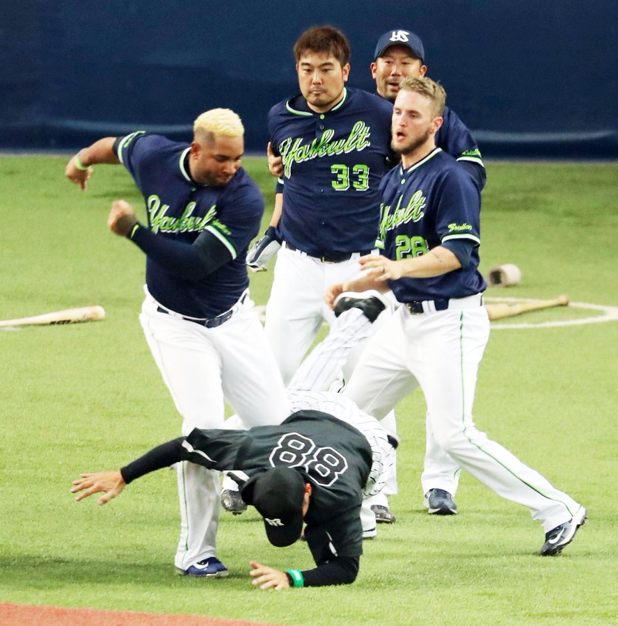 乱闘 藤浪が畠山に死球 バレンティンと矢野コーチ退場 トラニュース 阪神タイガース応援ファンサイト
