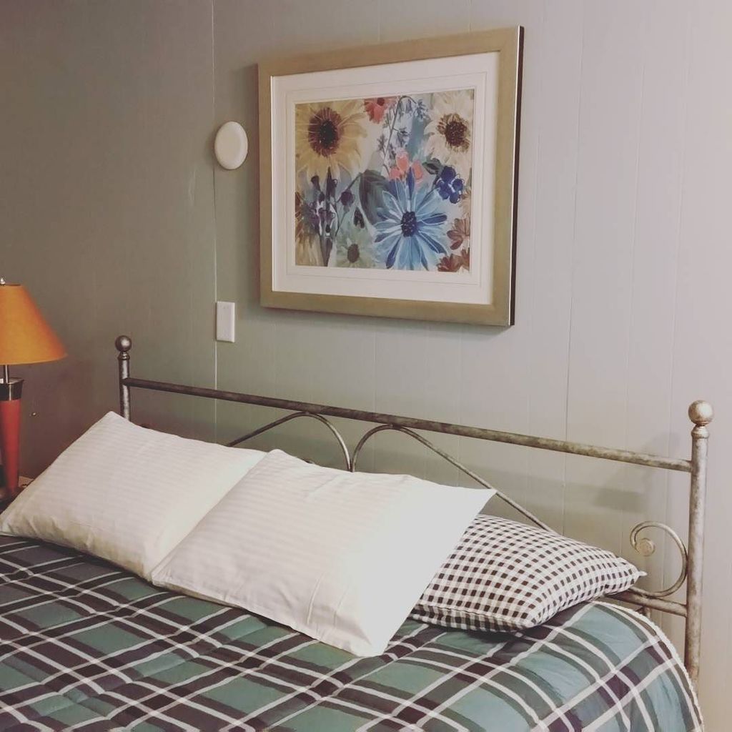 MotelPossible's tweet image. We're getting our motel legs on, cleaning and cozifying rooms for spring. #motelpossible #diy #momandpop ift.tt/2nSIIX8