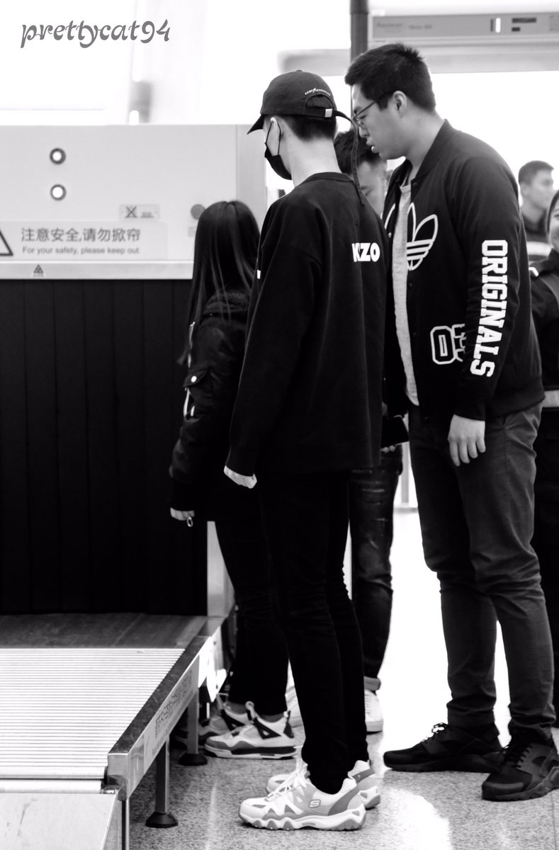 prettycat_1020's tweet photo. 170326 SZX✈️SHA
#xuweizhou #许魏洲 #허위주 https://t.co/D21mgbUqmB