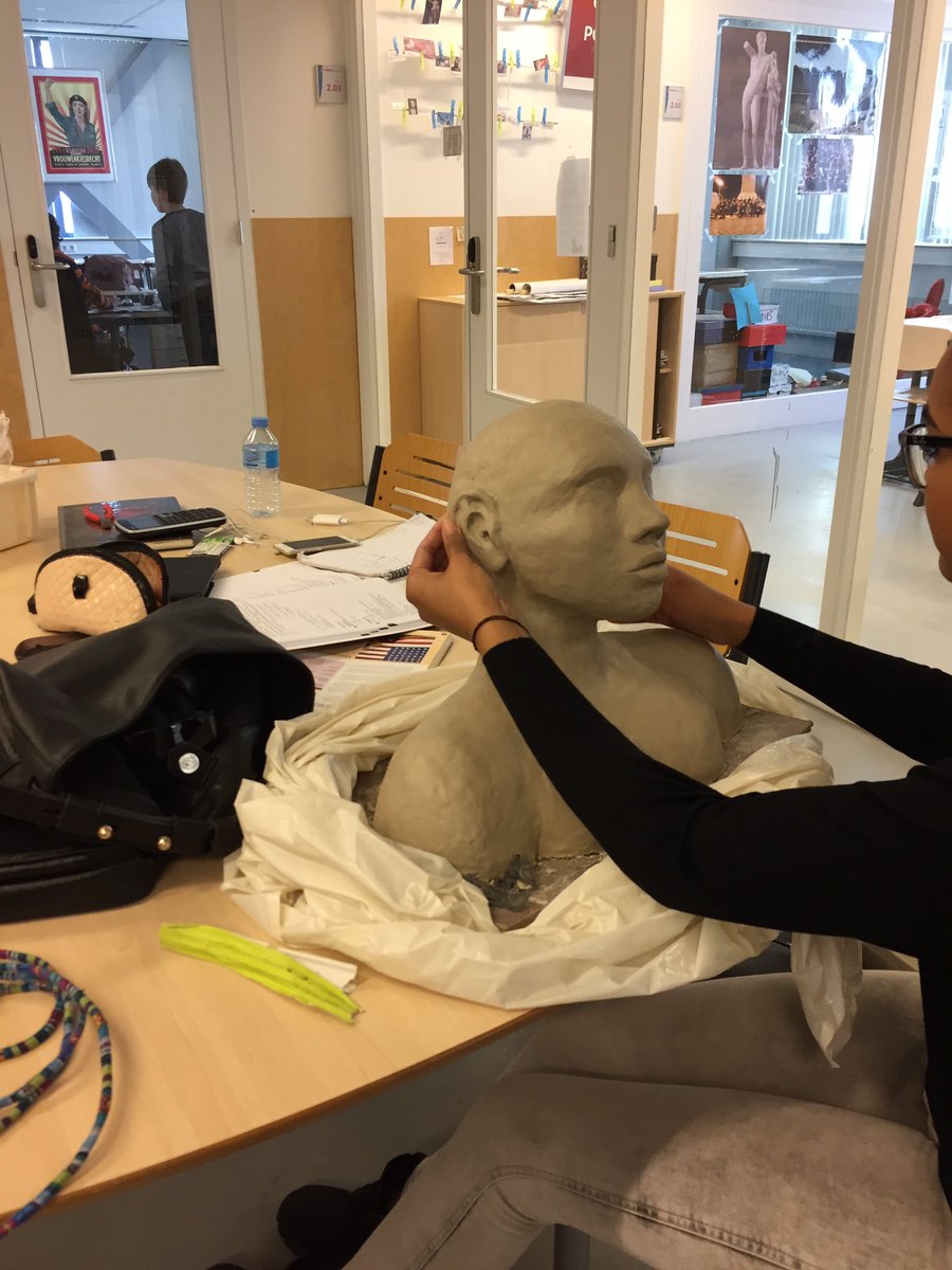 RheaFlohr's tweet image. Het vak kunst: je krijgt 1 woord en mag zelf kiezen welk materiaal. Hier hoort het woord 'grenzen' bij #leerlab