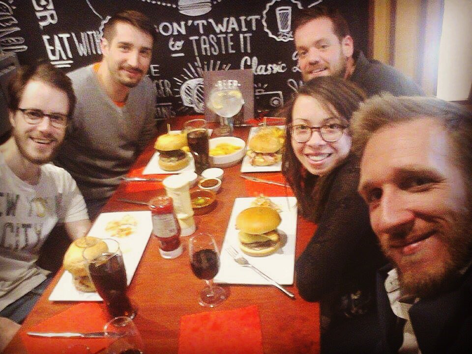 ExitStudioBe's tweet image. Un très joyeux anniversaire à Mathieu, notre stagiaire (fêté au Huggy's Bar bien sûr !) #birthday #stagiaire