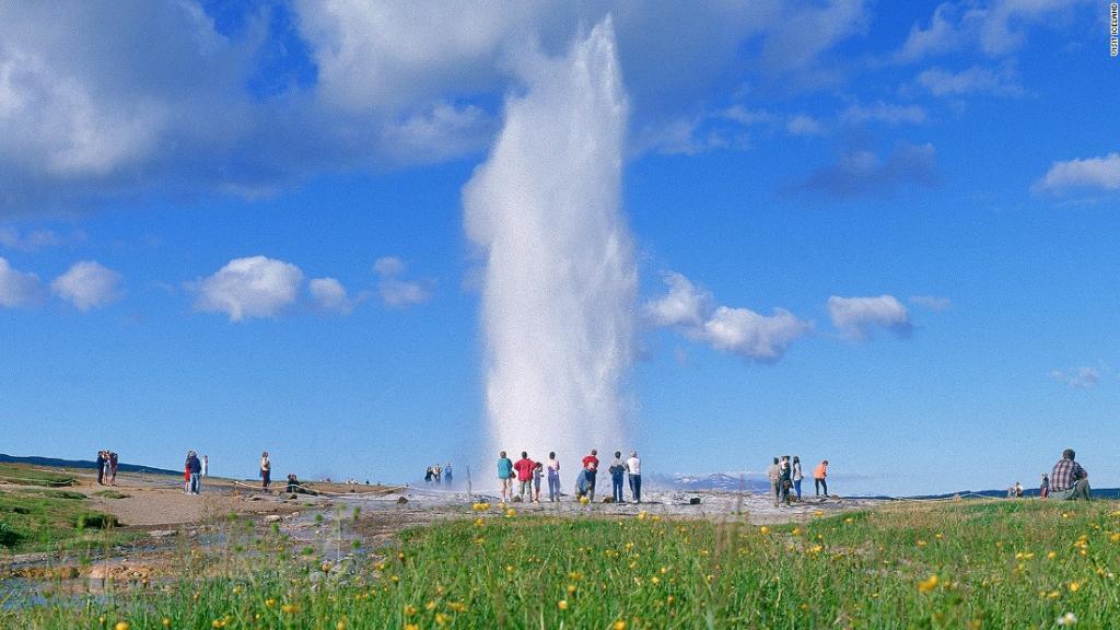 Iceland's big attractions and hidden secrets: cnn.it/2oEiSX0