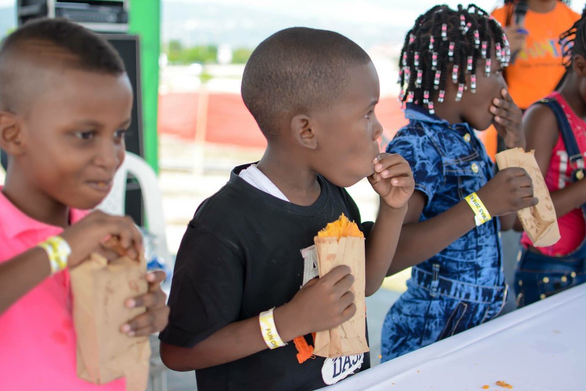 FunfestJa's tweet photo. 😋When the patty sweet yuh but it hot!! 😅😝#Funfestastic #AlreadyApril #Apr17 #HopeGardens https://t.co/hdcJQrgm1q