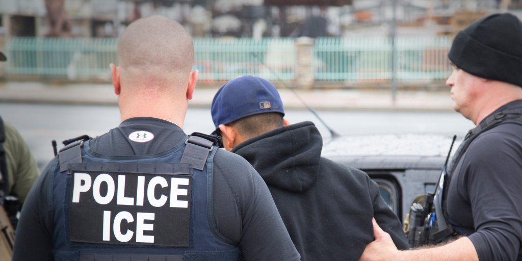 BusinessInsider's tweet photo. California is moving forward with a bill to turn the state into an immigrant 'sanctuary' https://t.co/lzdJl3pAxJ https://t.co/wnCxyu879R