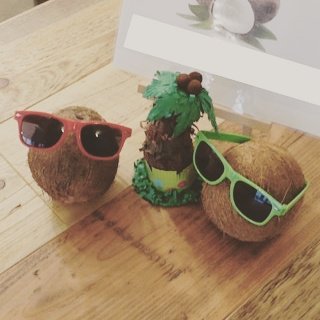 RazorResearch's tweet photo. Today, #ChloeRazor, #KennyRazor, &amp; #LindsayRazor have mostly been doing #fieldwork in Germany. Wonder what they've been talking about? 🌴😎 https://t.co/QBSl1jnXrt