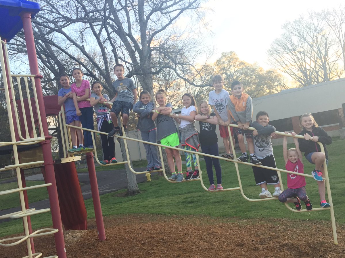 laurendine_MJH's tweet photo. .@WoodlandHawks Morning Fitness kiddos took advantage of this beautiful morning! #ActiveStudents #GetMoving @ORSchools #activeandersontn https://t.co/xsw1eeKHjH