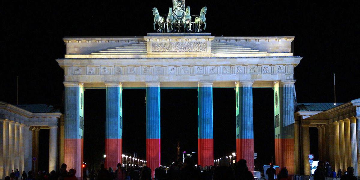 HShltz's tweet photo. @BILD Man sollte Attentätern eh keinen Leinwand geben. Bestrahlt das Brandenburger Tor an Feiertagen &amp; schönen Sonnentagen ;) https://t.co/Esd6hDm1hB