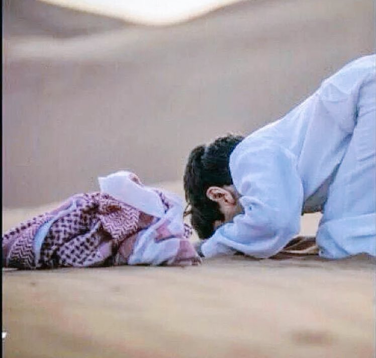 mohra199411's tweet photo. ا��بر هموم القلب : ترك للصلاة 
والا تـرى الدنيا مشاكلها تـهـون
.
 ما تستريح النفس وتزيـن الحياة 
الا مـع اللي يركعون ويسجدون.. ֆ❤ https://t.co/u0nX9B5WEA