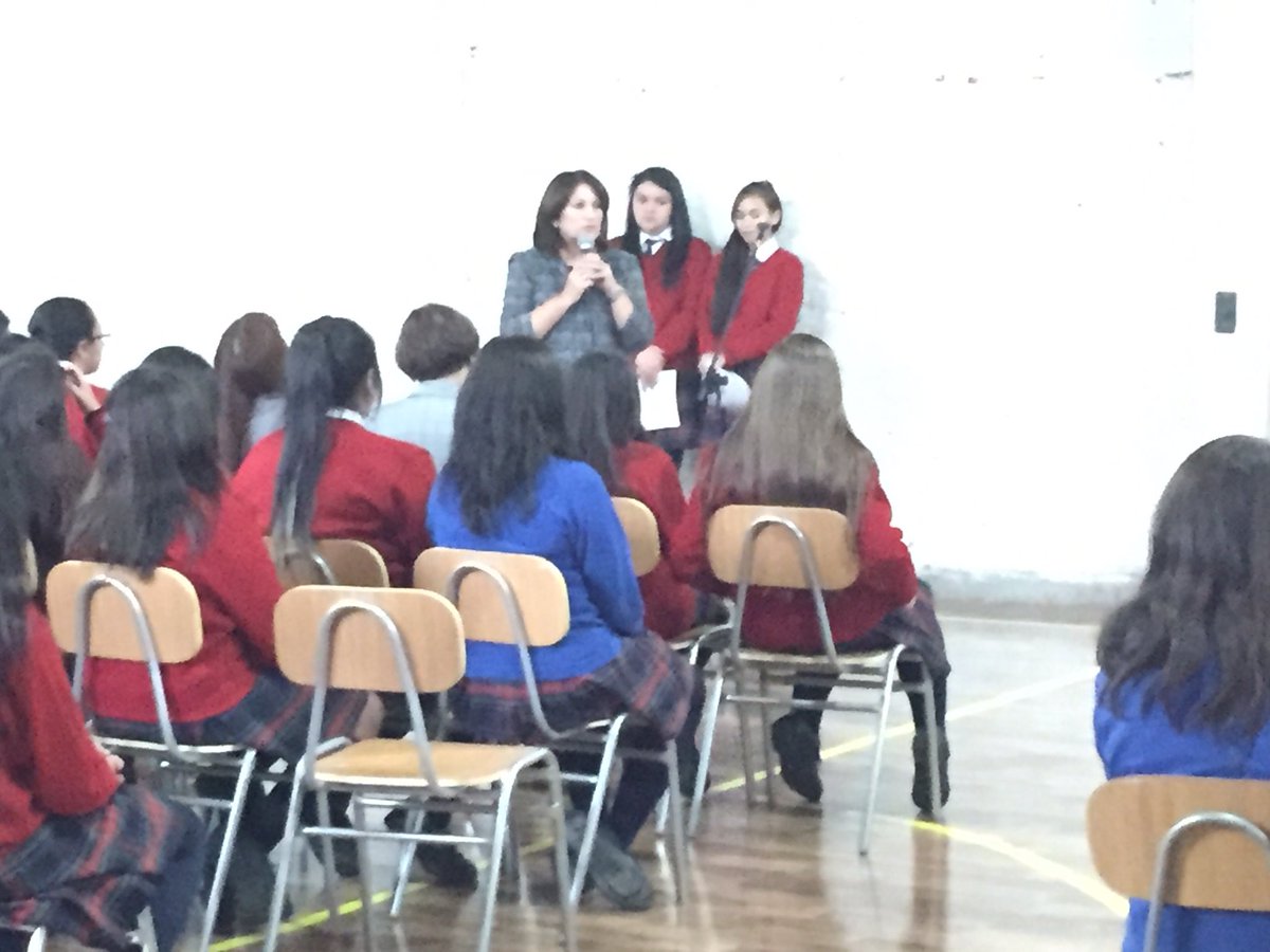 CPierreFaure's tweet photo. Ayer lunes 3 de abril, se realizó el 1er "Acto Cívico" 2017 en nuestro colegio. @pinguinodiario @JorgeFlies @seremieduc_XII @IVAN_YUTRONIC https://t.co/9U0YNcoUHL