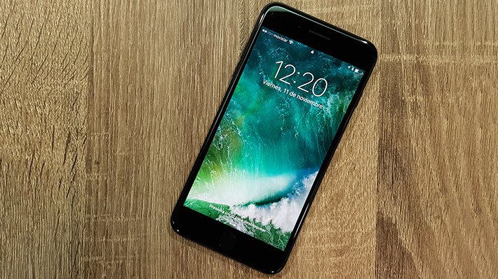 Emol's tweet photo. El próximo iPhone tendría una pantalla curva y se cargaría sin cables https://t.co/EFfXs1LA23 https://t.co/MuJF7ZC35e