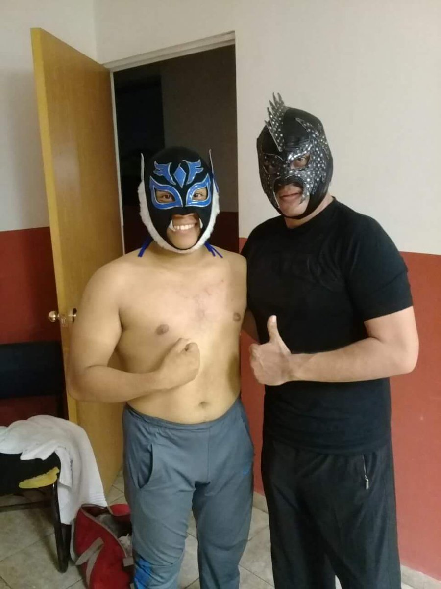 PromoMorenoTap's tweet photo. @gallosurjr y @SilverF66598868  antes de subir al ring. https://t.co/uYYN6KQwQ6