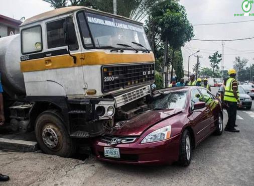 Misliltizzy's tweet photo. Photos: Car collides with container truck on Adeniyi Jones, Ikeja https://t.co/mEx93bqrxx https://t.co/16SUrxiCis
