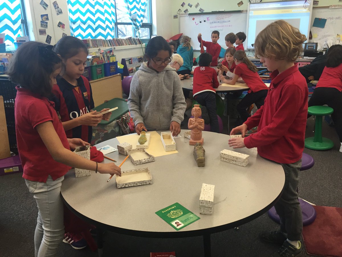 Ms. Barton's 3rd graders use realia to explore and make predictions about ancient life in Egypt. <a href="/MVCSPrincipal/">MVCS Principal</a> @_euReka_6 @MountVernonPTA