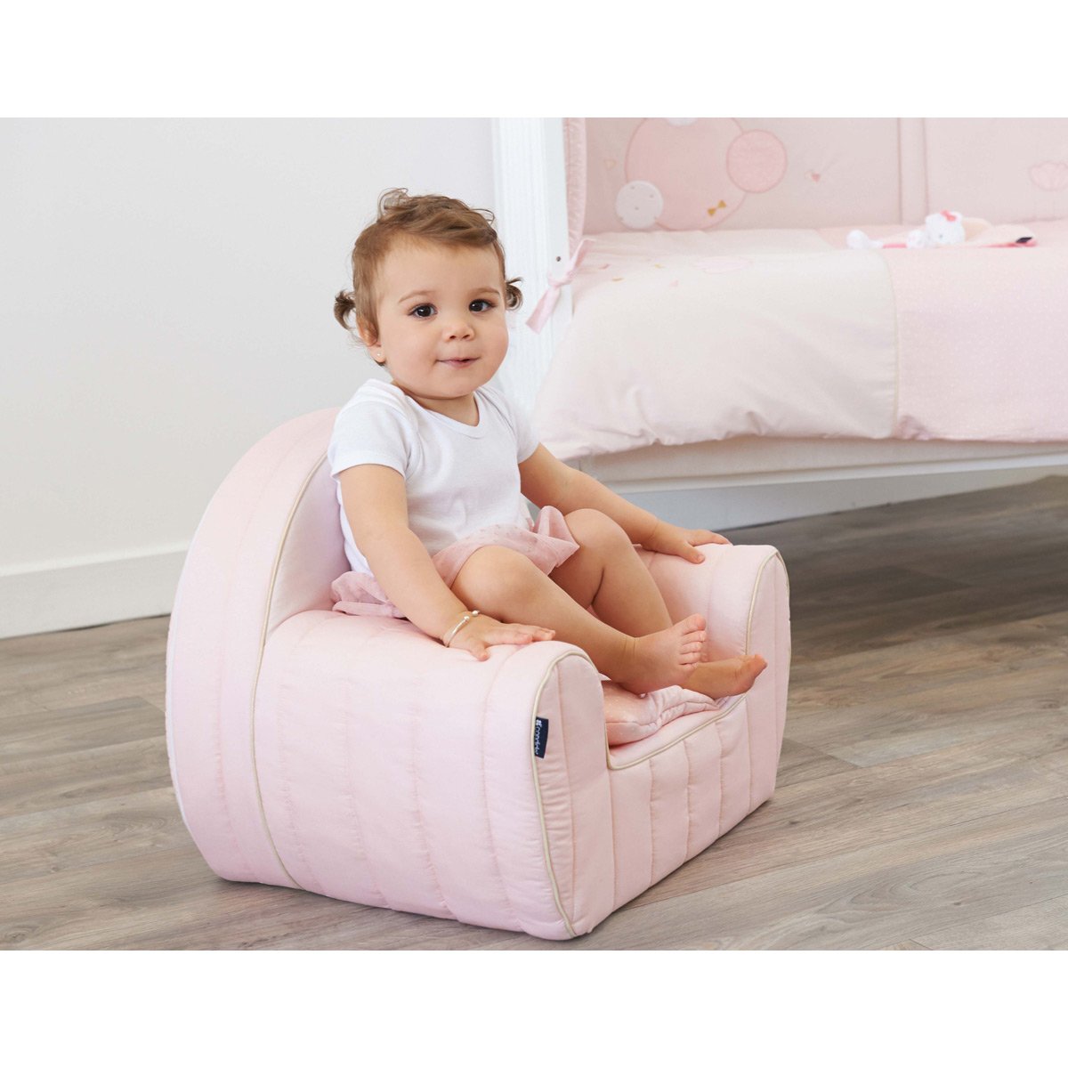 DecoBB_Tweets's tweet photo. Coup de ❤ pour le fauteuil Mademoiselle, de la marque #candide. Retrouvez-le  sur notre site : https://t.co/Oq5qf3Rzym #bebe #deco #decobb https://t.co/Dq0gCfhpZf