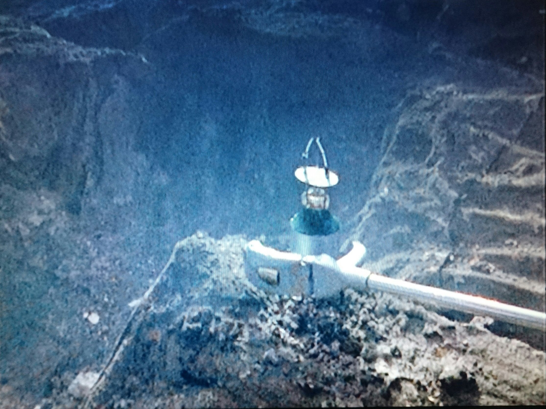 梧桐院 かねて議論のある 本当にアイロス星人 様々な疑問がありますが これがアイロス星人と思えない最大の理由は登場場面 円盤からアームで出てくるカプセル ビームで破壊されて そもそも円盤一機で策もなく侵略が可能なのか 手先の 怪獣 なので