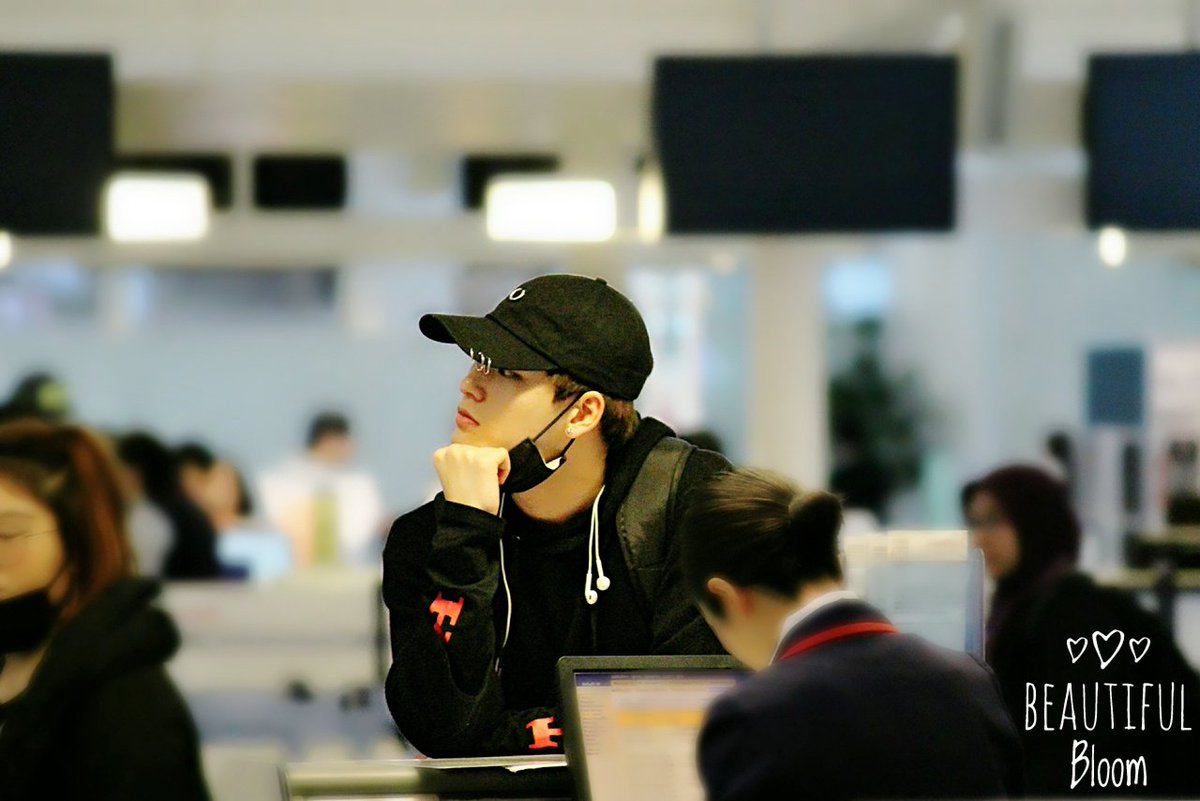 mBeautifulBloom's tweet photo. 2017/04/03 HND airport
#ACEMAX_BLK #acemax 
#明明 #밍밍 #mingming @ymm1997 https://t.co/GYEi8nobRN