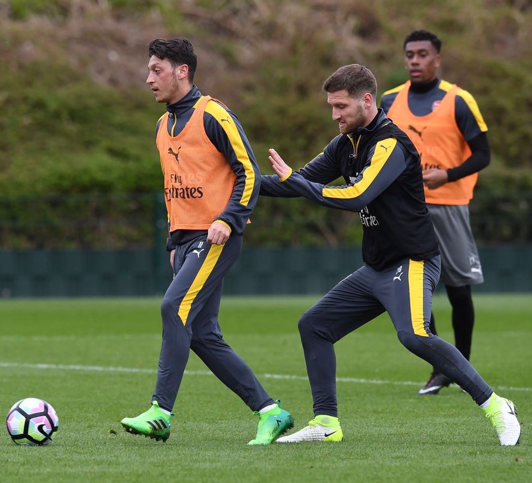 M10's tweet photo. Always a tough opponent in every training session 🇹🇷🇩🇪🇩🇪🇦🇱 @MustafiOfficial #AFCvWHU #COYG #ACE17 https://t.co/K8THjXot6K