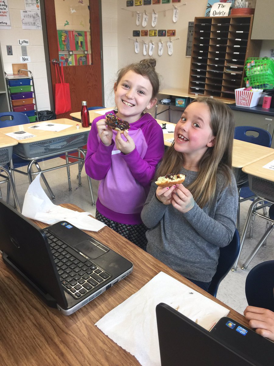 mskretchman227's tweet photo. ::Main Idea &amp; Details are like Doughnuts! Having a blast with our https://t.co/DLQvFdiV8x.Learn series! @BethDonnell @JKESWPS @jvanheukelum https://t.co/nXAiIlW0oO