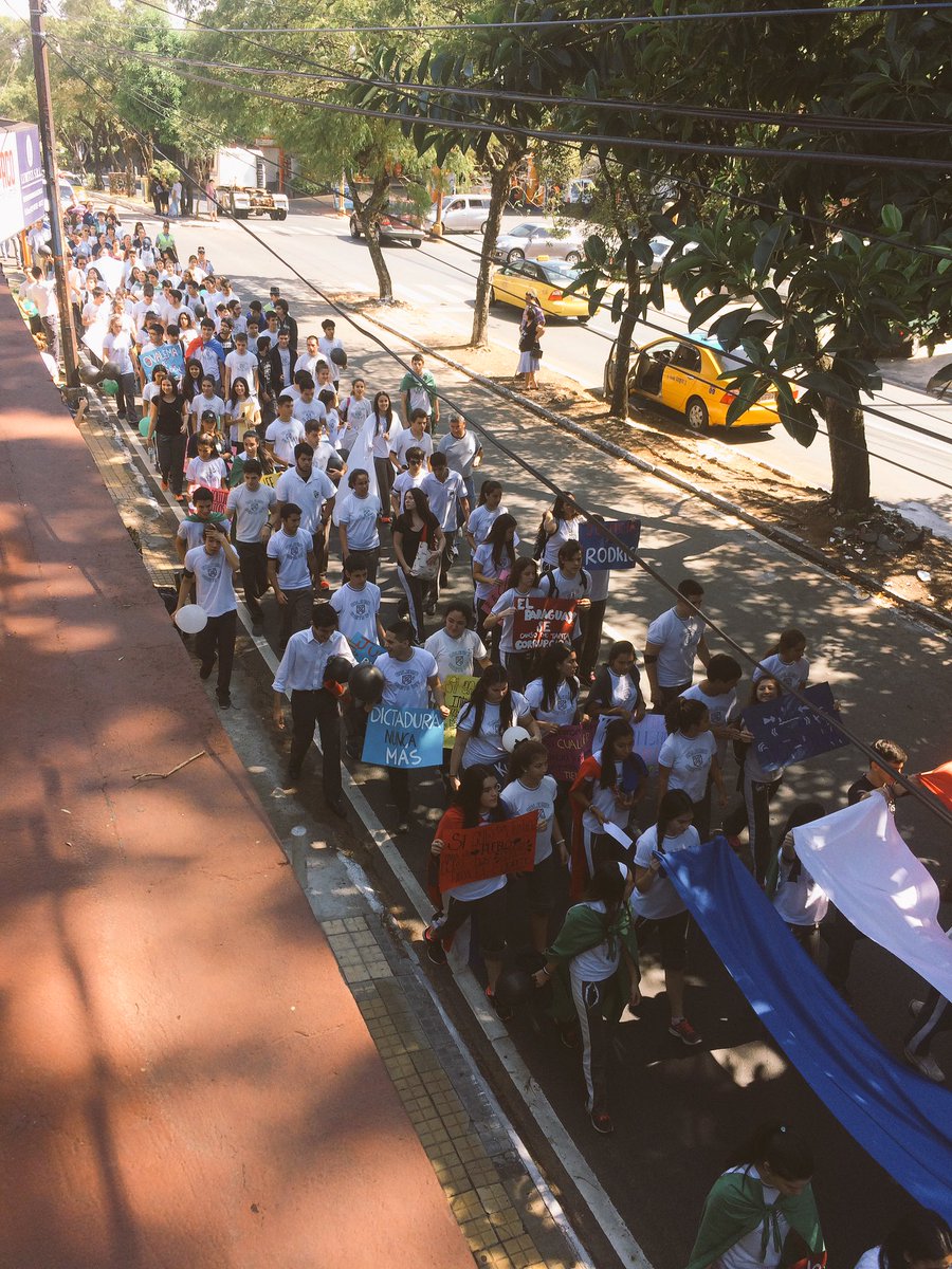 romicameron's tweet photo. Marcha del colegio Cristo Rey.. #ahora "el paraguay se canso de tanta corrupcion" https://t.co/79vYxbV9HL