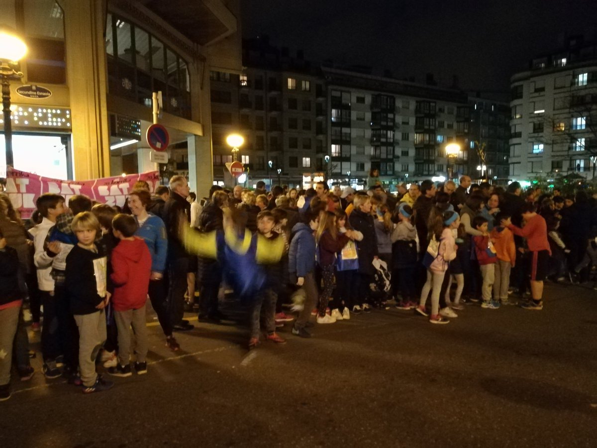 EnekoOlasagasti's tweet photo. @zurriolakorrika Donostian zai. Ume zein heldu urduri barne ta kanpo poza #korrika20 #BesarkatuEuskara https://t.co/ynC8RT1gD2
