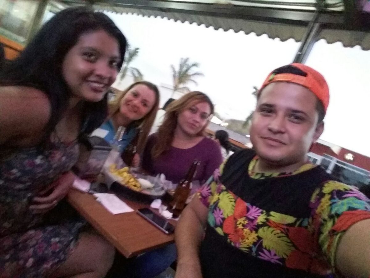 CristianEscotoS's tweet photo. 🎉🎉🎉 #HBDKarol 🎂 #FriendsTime  #Plaza101 🎆🎆🎆 disfrutando de mi @cervezatona 🍺🍻 y unas exquisitas alitas bbq en @wingshouseni 👌😋 https://t.co/TWIfsXfBSE